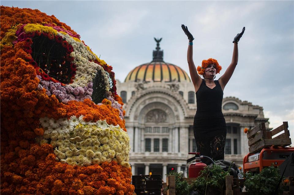 Bilder des Tages Farbenfrohe Parade zum Tag der Toten in Mexiko-StadtFelix Marquez/dpa