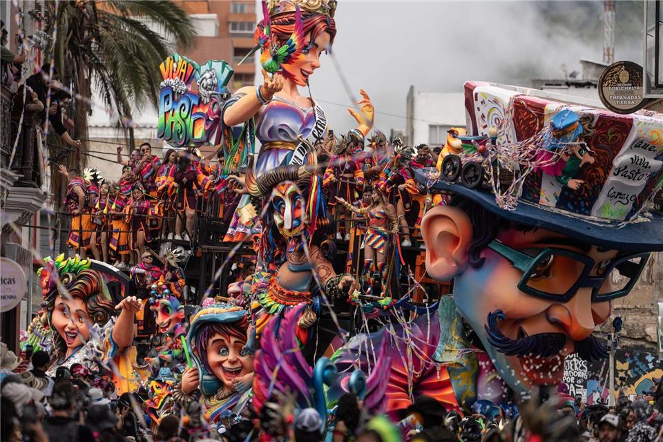 Farbenfrohe Wagen zogen durch die Stadt Pasto im Südwesten von Kolumbien. Ivan Valencia/AP/dpa