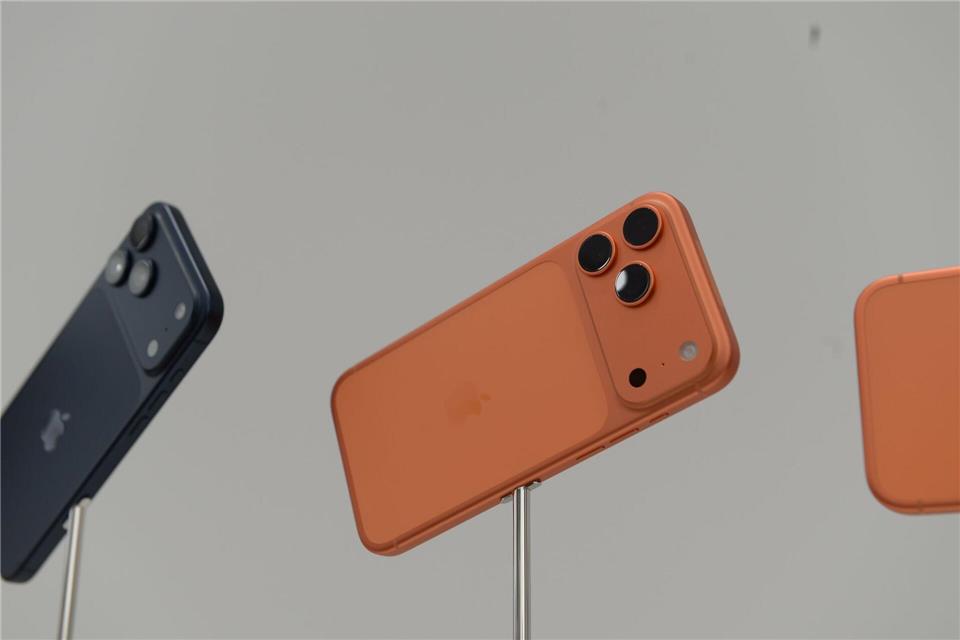Farbig statt dezent: Apples iPhone 17 Pro und Pro Max gibt es künftig auch in Dunkelblau und Orange.Andrej Sokolow/dpa