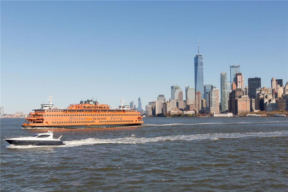 Farblich auffällig - und völlig kostenlos: Die Staten Island Ferry fährt in New York zwischen Manhattan und Staten Island und passiert dabei die Freiheitsstatue.Jen Davis/NYC Tourism & Conventions/dpa-tmn