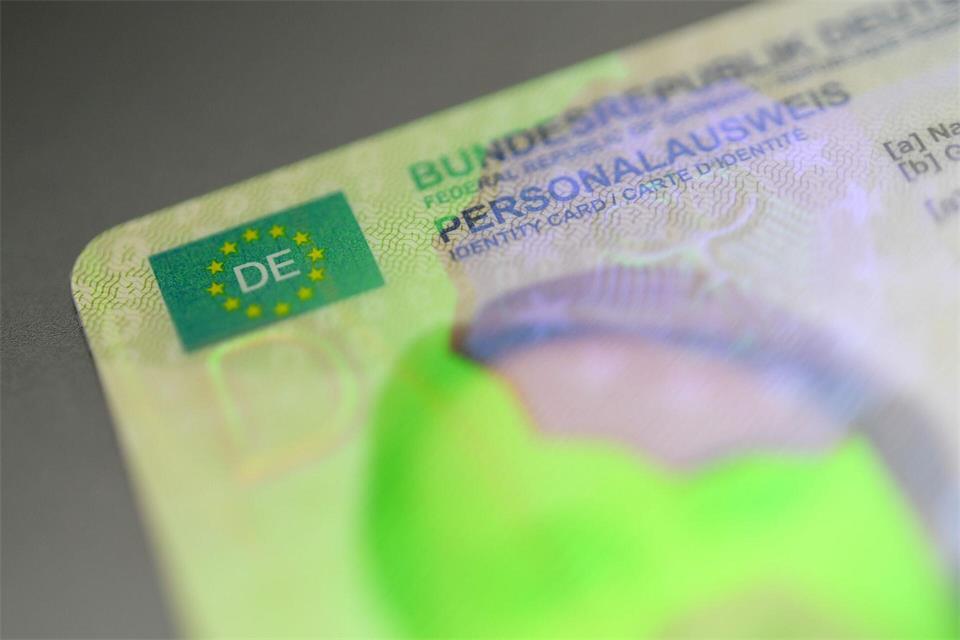 Farbspiel beim Kippen des Ausweises: Neben dem Identigram sollten auch Angaben, Schriftbild und Lichtbild geprüft werden, rät das LKA Niedersachsen.picture alliance/dpa/dpa-tmn