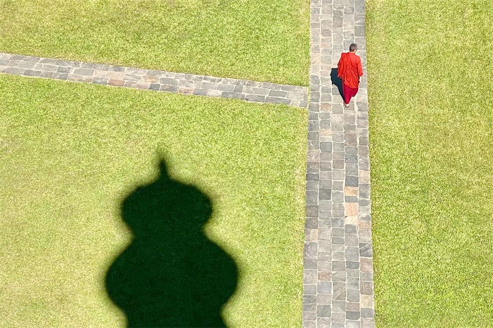 Farbtupfer im Klostergarten: ein Mönch des Punakha Dzong.Bernhard Krieger/dpa-tmn