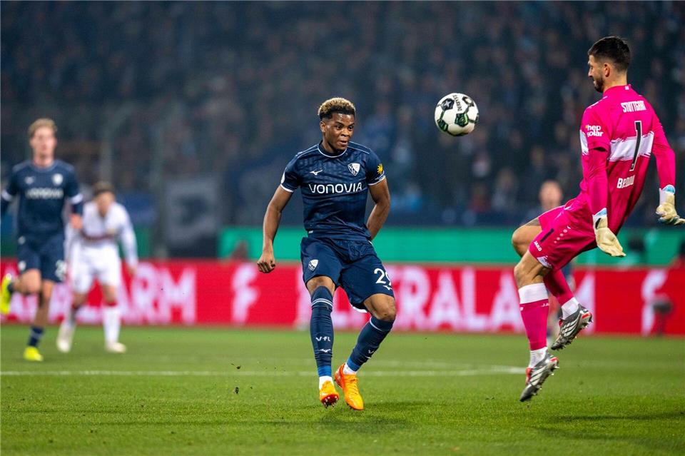 Farid Alfa-Ruprecht (l) vergab eine große Chance gegen Fabian Bredlow.David Inderlied/dpa