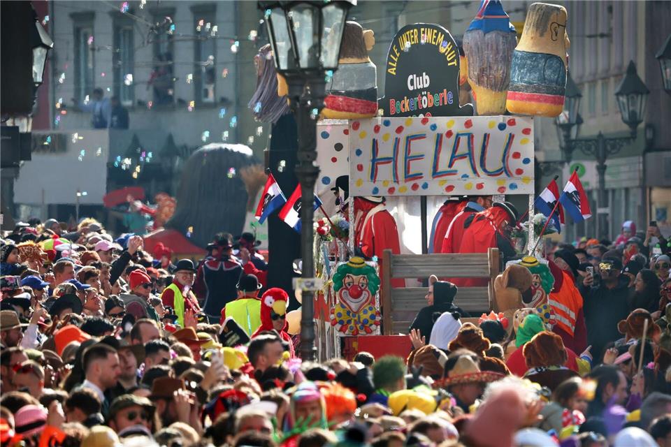 Faschingsumzüge werden von tausenden Zuschauern gesäumt. (Archivbild)Karl-Josef Hildenbrand/dpa