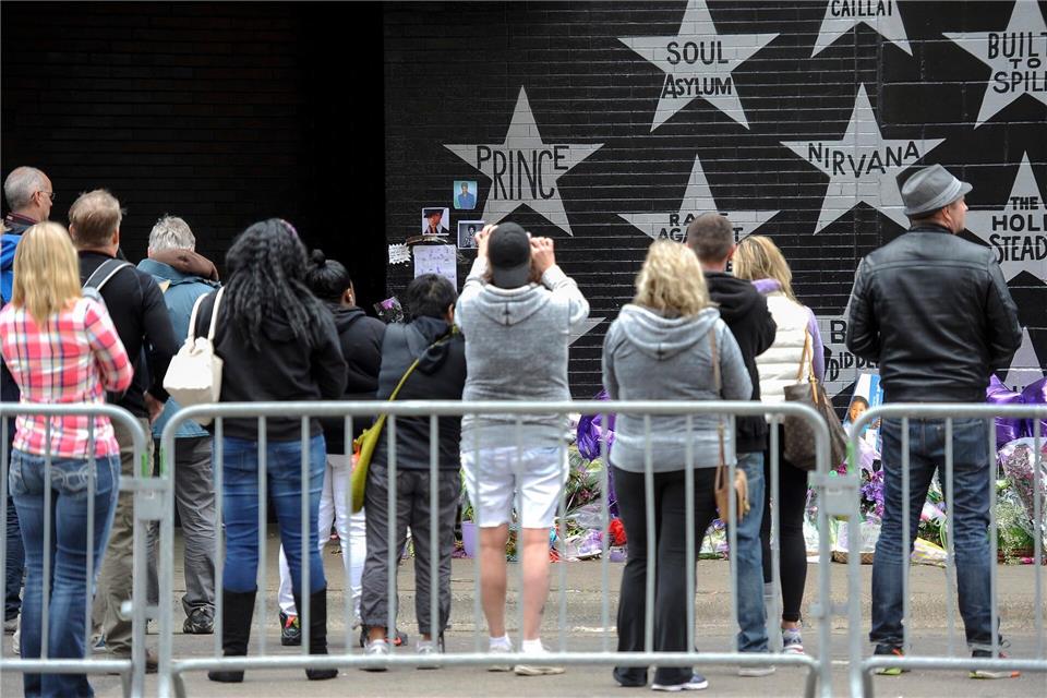 Fassade am „First Avenue Club“: Sterne mit Namen von Künstlern, die hier auftraten.Craig Lassig/epa/dpa-tmn