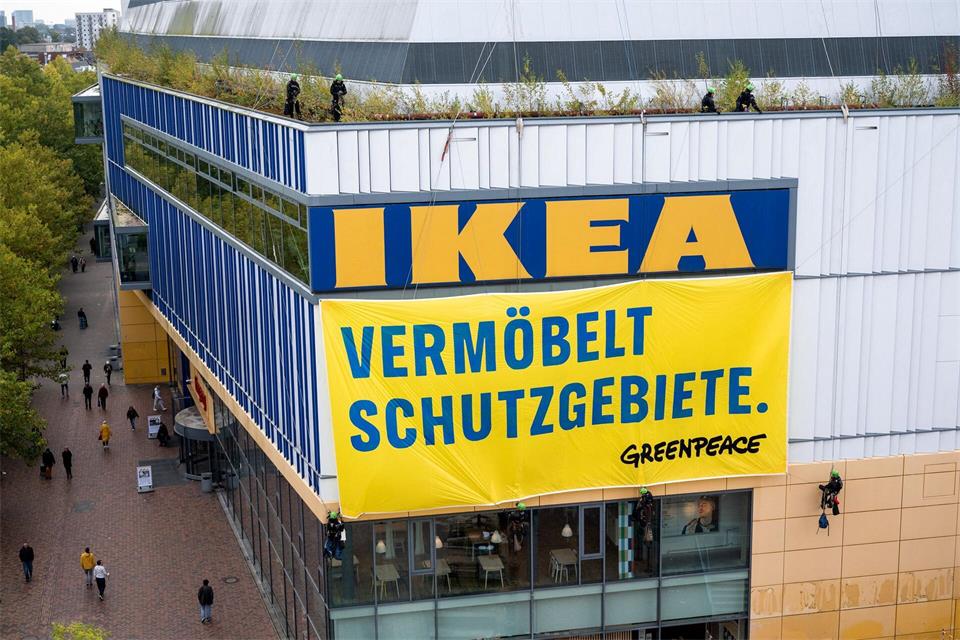 Fassadenkletterer hatten das Protestbanner angebracht.Daniel Bockwoldt/dpa