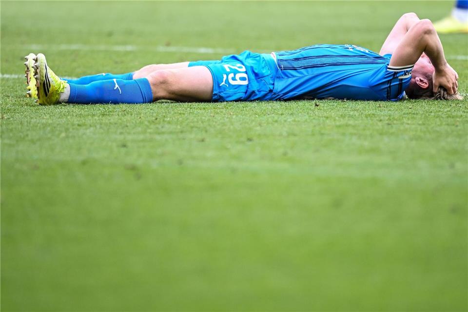 Fassungslos nach dem späten Gegentor: Heidenheims Mikkel Kaufmann am Boden nach dem 3:3.Harry Langer/dpa
