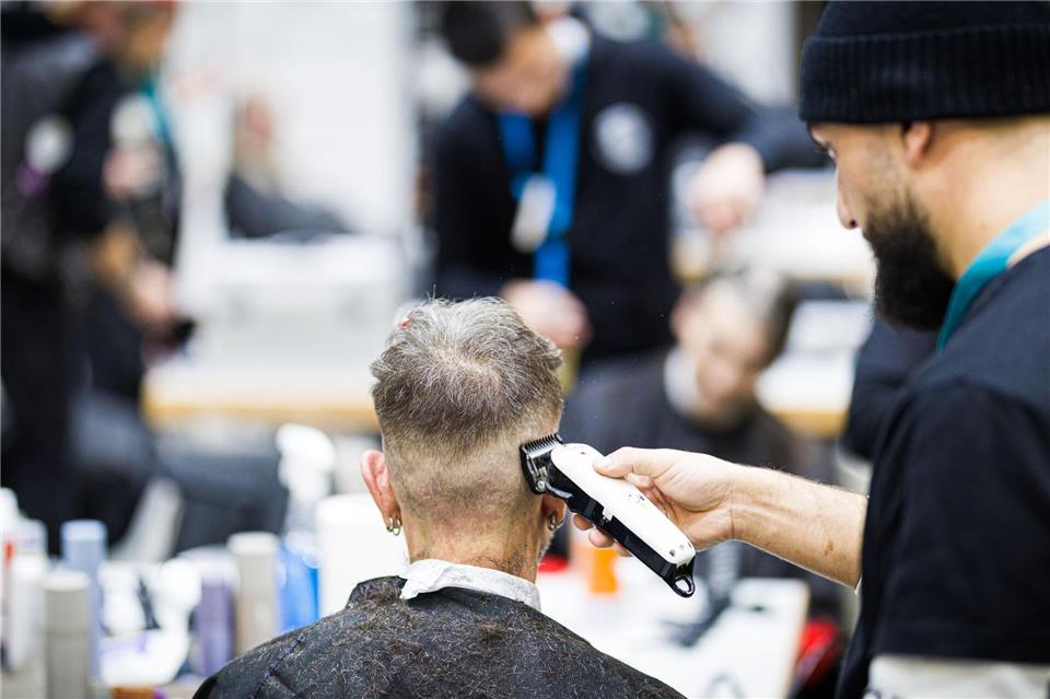 Fast 100 Friseurinnen und Friseure waren stundenlang im Einsatz.Moritz Frankenberg/dpa