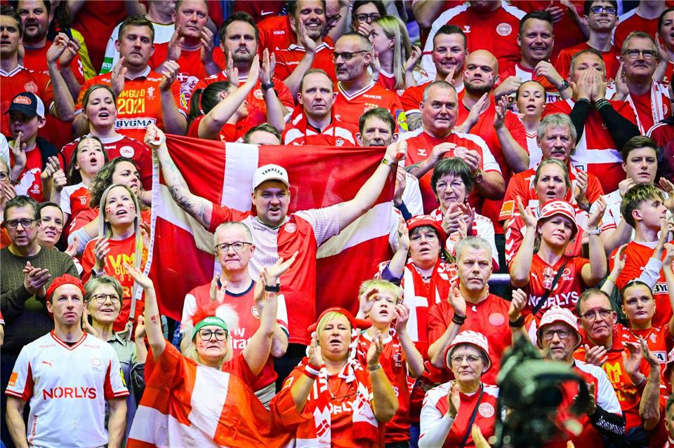 Fast 15.000 Fans sind beim EM-Topspiel zwischen Dänemark und Frankreich dabei.Sina Schuldt/dpa