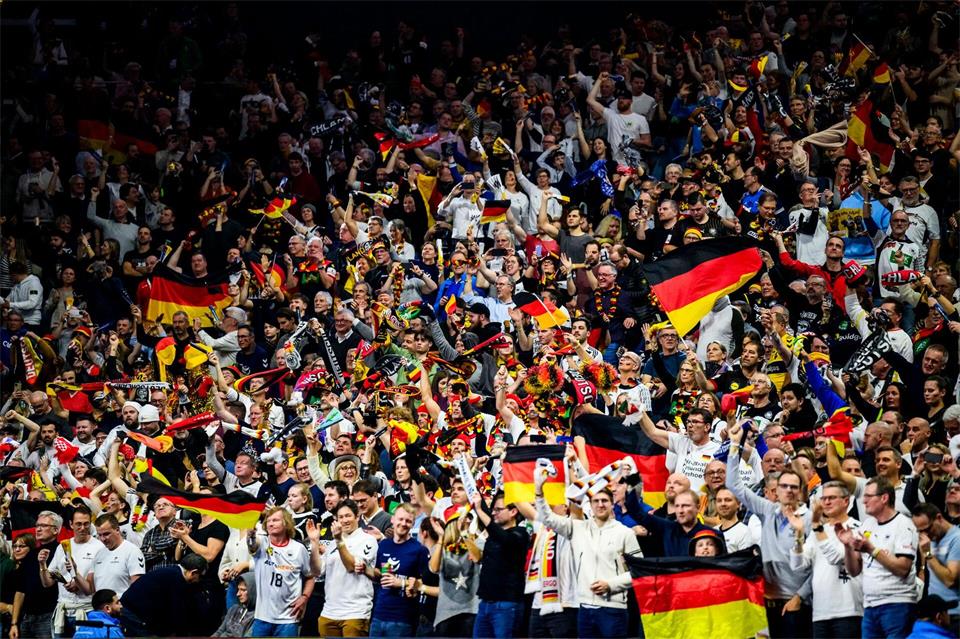 Fast 20.000 Fans: Die Arena in Köln gilt als deutscher Handball-Tempel. (Archivbild)Tom Weller/dpa