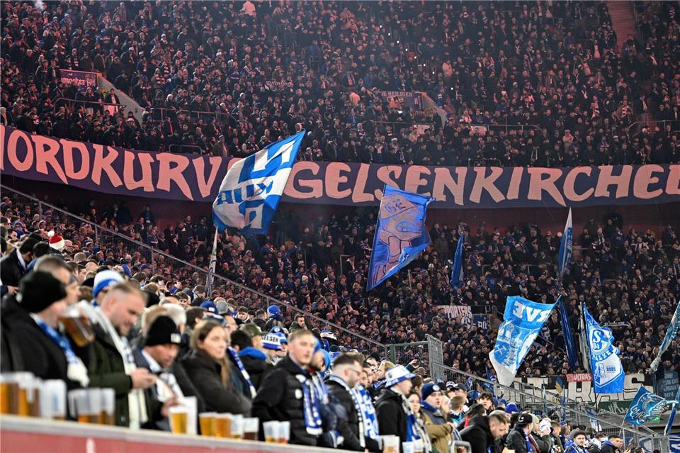 Fast 20.000 Schalke-Fans waren in der Düsseldorfer Arena.Anke Waelischmiller/dpa