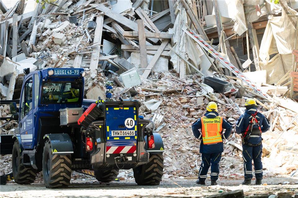 Fast 24 Stunden nach dem Einsturz werden immer noch drei Menschen vermisst. Sebastian Kahnert/dpa