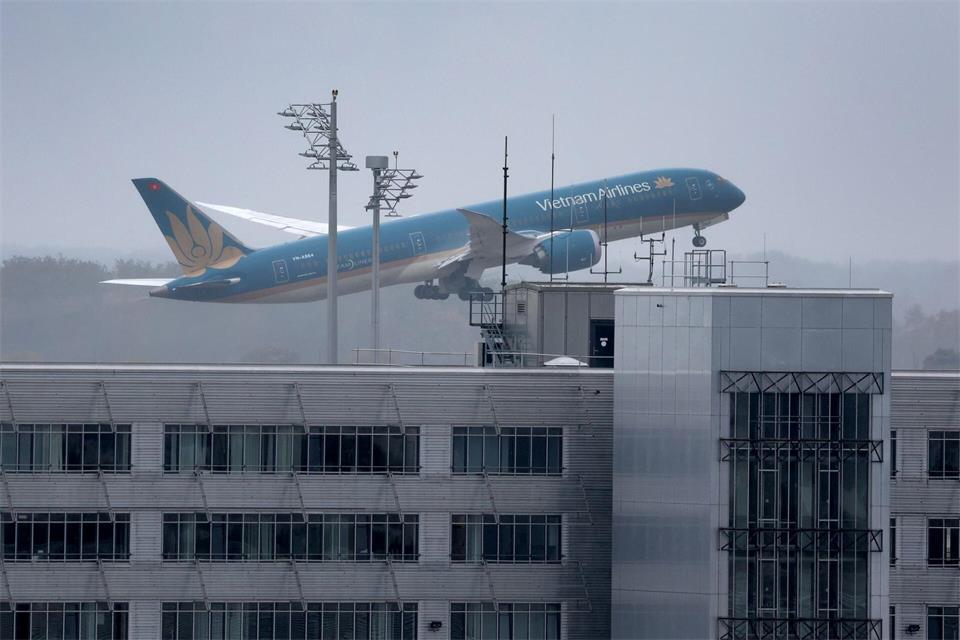 Fast 290 Menschen waren an Bord einer Maschine von Vietnam Airlines, als es zu dem Vorfall kam. (Symbolbild)Karl-Josef Hildenbrand/dpa