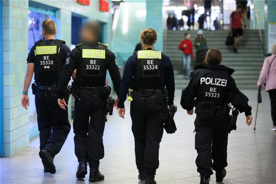 Fast 300 Messer hat die Berliner Polizei bei Kontrollen in Verbotszonen beschlagnahmt. (Symbolbild)Bernd von Jutrczenka/dpa