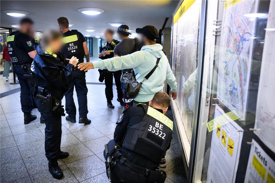 Fast 300 Messer hat die Berliner Polizei bei Kontrollen in Verbotszonen beschlagnahmt. (Symbolbild)Bernd von Jutrczenka/dpa