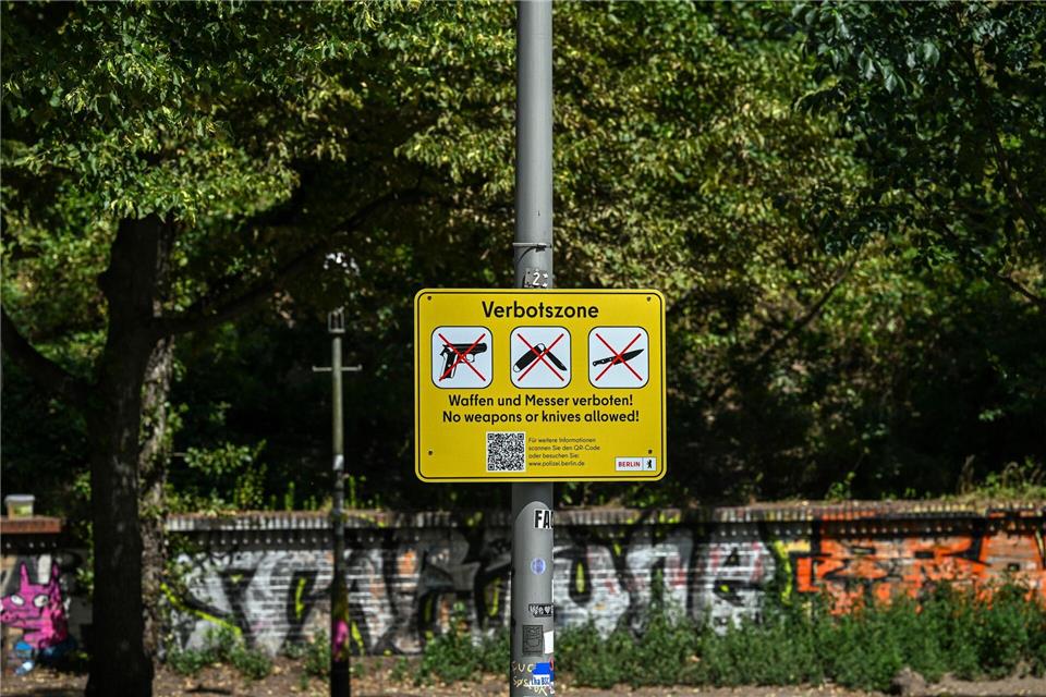 Fast 300 Messer hat die Berliner Polizei bei Kontrollen in Verbotszonen beschlagnahmt. (Symbolbild)Soeren Stache/dpa