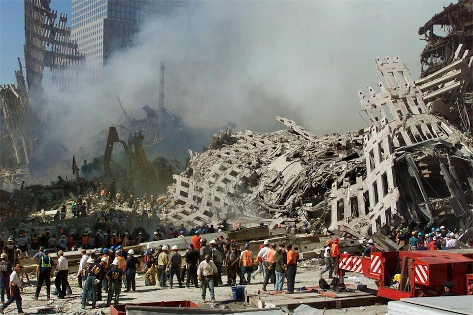 Fast 3.000 Menschen kamen ums Leben, als Terroristen des islamistischen Netzwerks Al-Kaida vier Passagierflugzeuge entführten und zwei davon in die Türme des World Trade Centers in New York steuerten. (Archivbild)Beth A. Keiser/AP/dpa