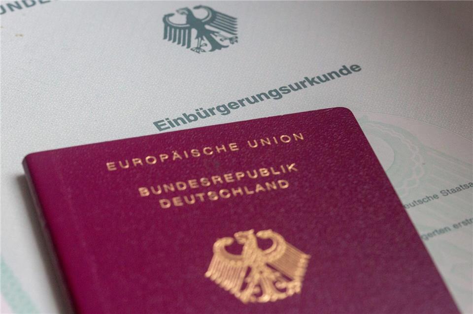 Fast 40.000 Menschen haben sich im vergangenen Jahr in Baden-Württemberg einbürgern lassen. (Symbolbild)Fernando Gutierrez-Juarez/dpa