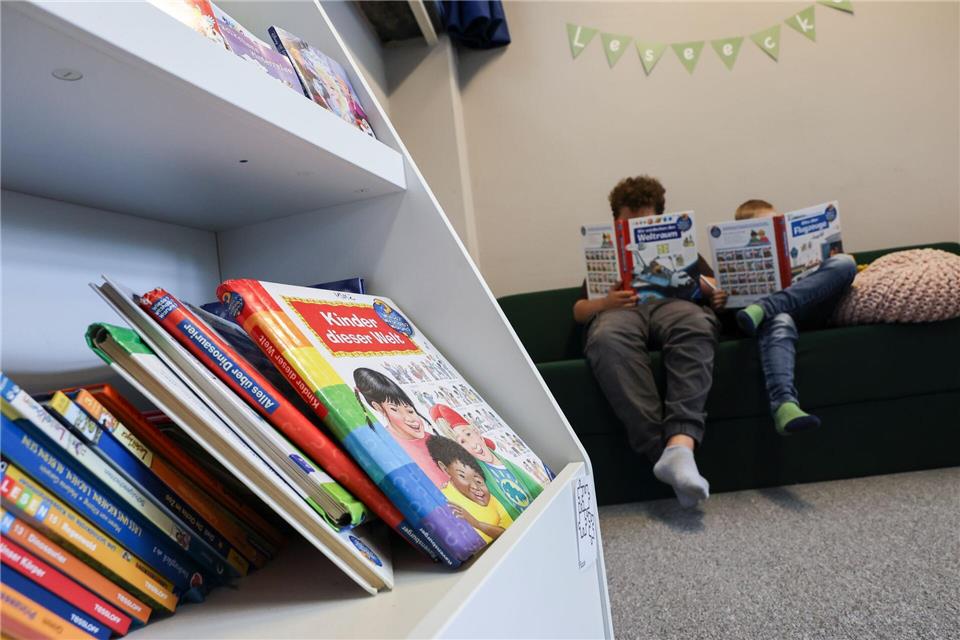 Fast 8.000 Kinder und Jugendliche haben in diesem Jahr am Lesesommer XXL in Sachsen-Anhalt teilgenommen. (Symbolbild)Christian Charisius/dpa