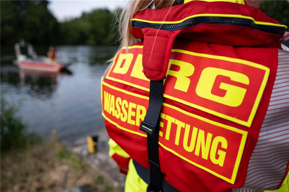 Fast alle Badetoten im Juni waren männlich. (Symbolbild)Marijan Murat/dpa