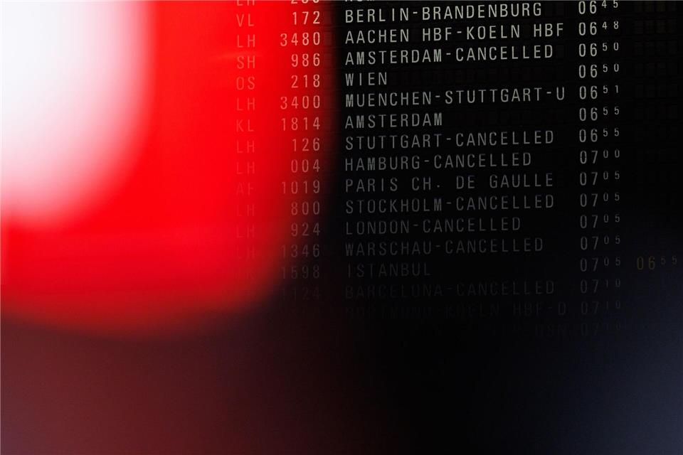 Fast alle Lufthansa-Flüge auf der Anzeigetafel sind annulliert.Hannes P. Albert/dpa