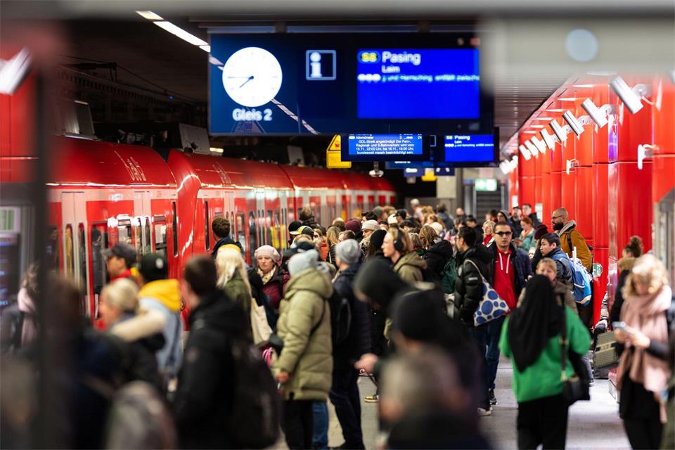 Fast alle S-Bahnlinien sind in München auf der Stammstrecke unterwegs. (Archivbild)Lukas Barth/dpa