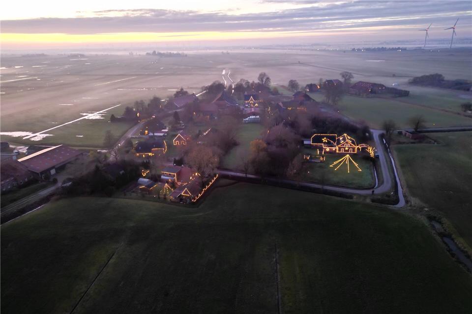Fast das ganze Dorf Bingumgaste ist zur Adventszeit festlich beleuchtet.Lars Penning/dpa
