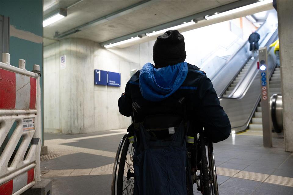 Fast die Hälfte der Bahnhöfe in Bayern ist nicht barrierefrei. (Symbolbild)Magdalena Henkel/dpa