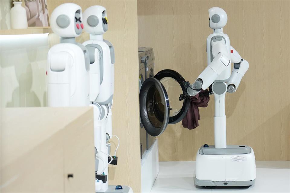 Fast die Hälfte der Menschen in Deutschland kann sich vorstellen, künftig einen menschenähnlichen Roboter im Haushalt einzusetzen. Ju Huanzong/XinHua/dpa