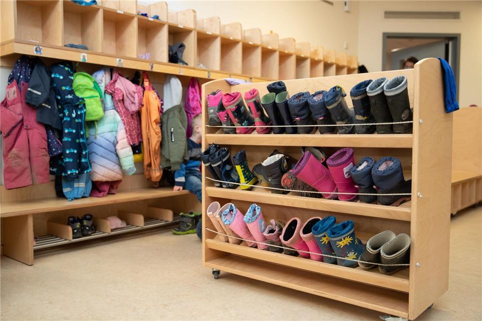 Fast die Hälfte der Thüringer Kindergärten hält den neuen, seit Anfang des Jahres geltenden Personalschlüssel bereits ein. (Symbolbild)Friso Gentsch/dpa