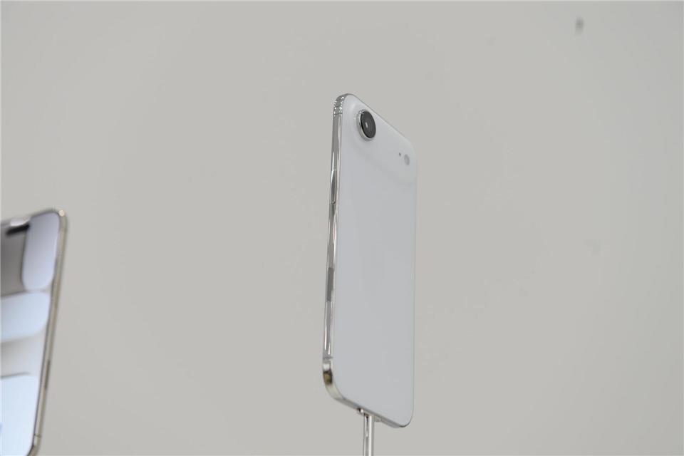 Fast die ganze Technik steckt beim iPhone Air im Kamerabuckel. So bleibt mehr Platz für die Batterie.Andrej Sokolow/dpa