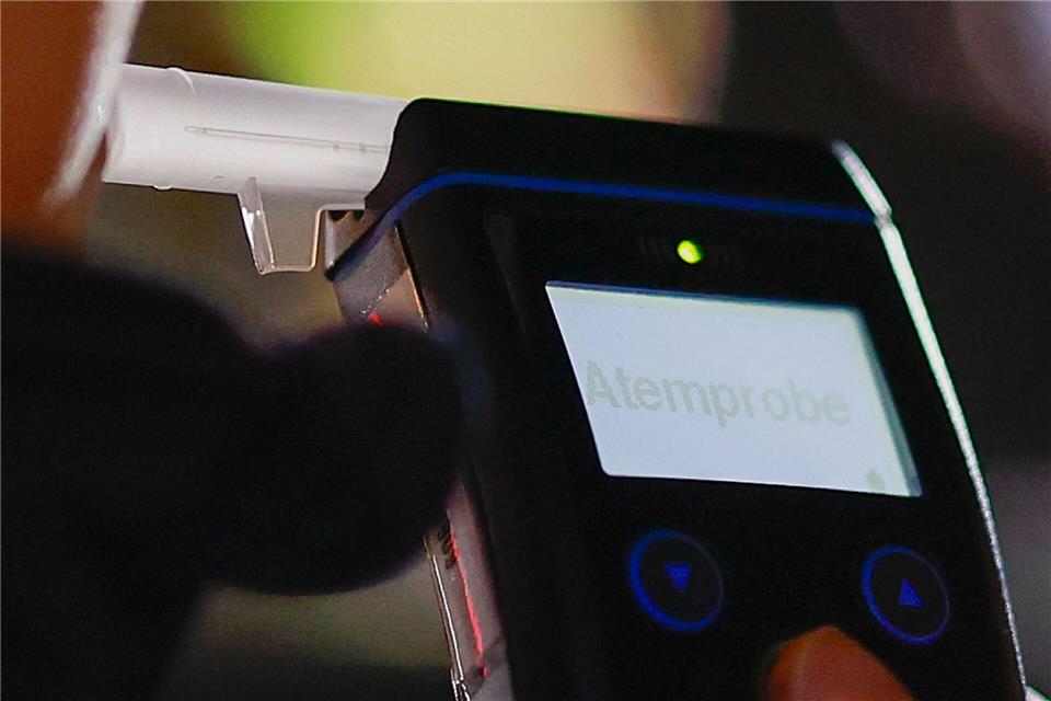 Fast drei Promille zeigte ein Alkoholtest der Polizei an. (Symbolbild)Heiko Becker/dpa