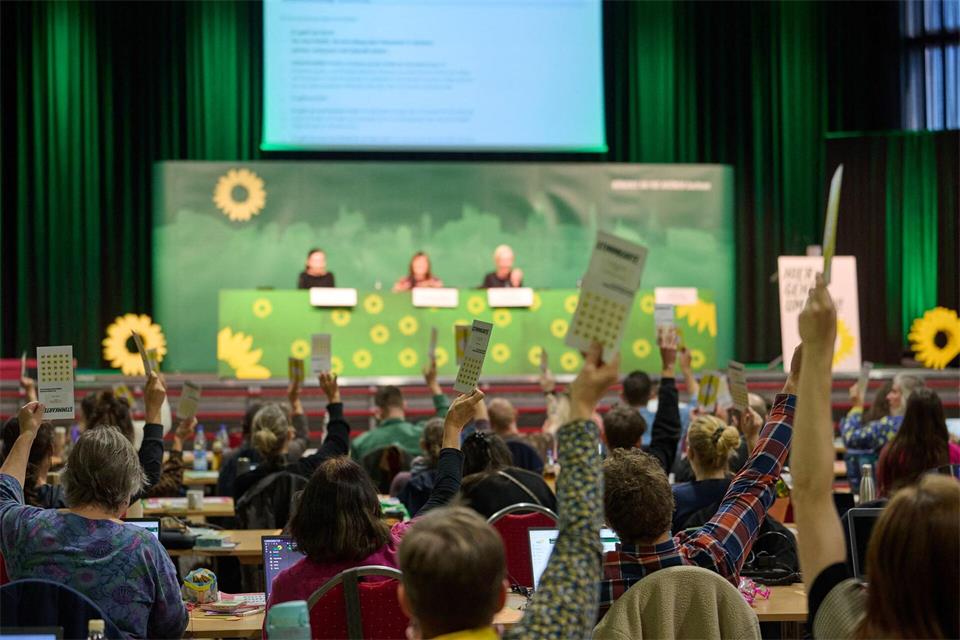 Fast einstimmig stimmten die Teilnehmer des Landesversammlung für die neuen Leitlinien.Robert Michael/dpa