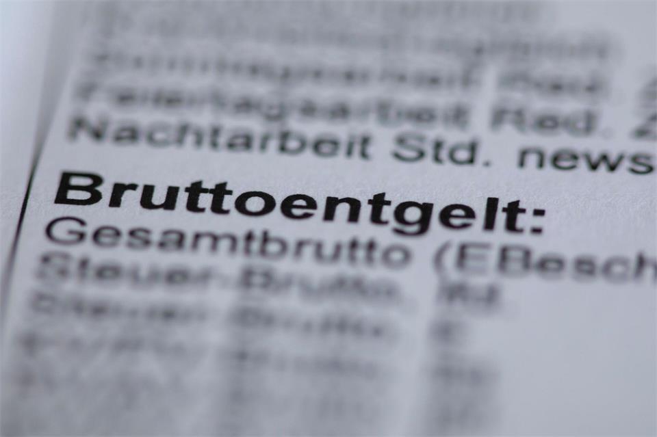 Fast immer werden von einem Bruttogehalt gesetzliche Abzüge einbehalten - dies und vieles mehr kann zur Finanzbildung junger Menschen gehören. (Symbolbild) picture alliance/dpa/dpa-Zentralbild