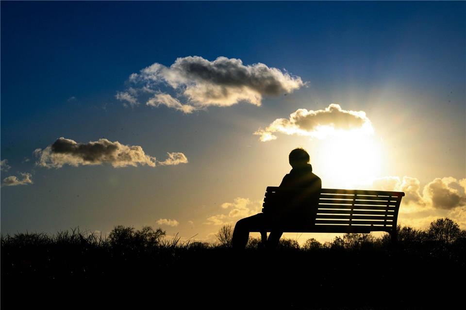 Fast jeder zweite Mensch in Schleswig-Holstein hat nach einer repräsentativen Umfrage bereits Einsamkeitsgefühle erlebt. (Symbolbild)Sina Schuldt/dpa