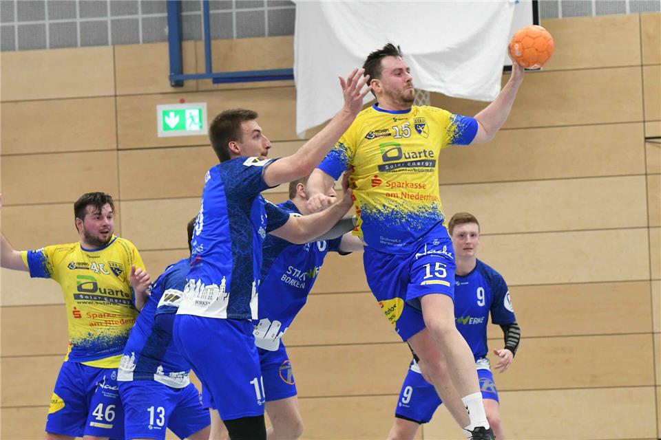 Fast nicht zu stoppen, auch nicht im Verbund mit Marcel Beckmann (links): Alexander Feltgen erzielte das Siegtor zum 32:31. 