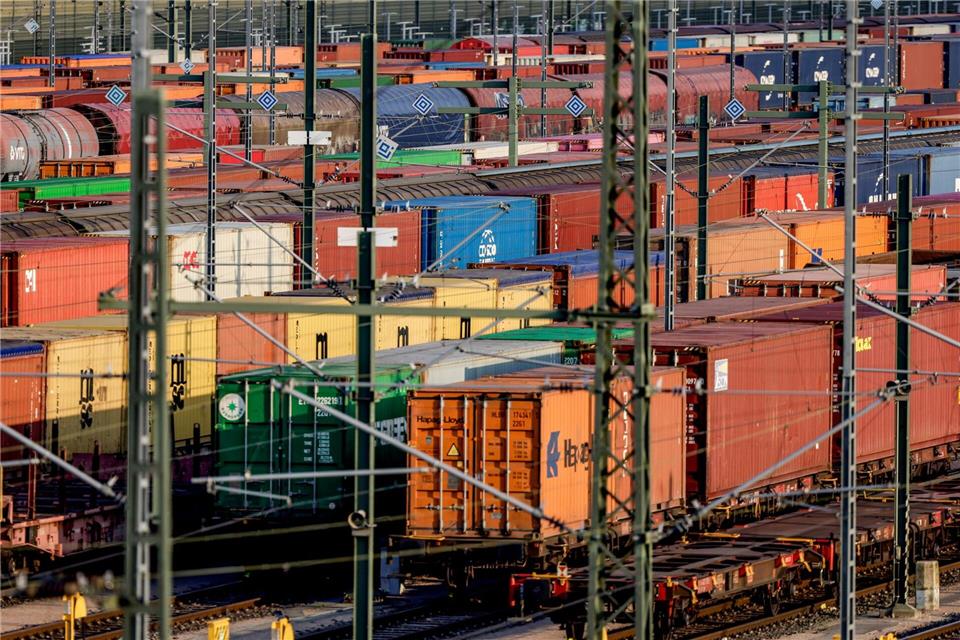 Fast noch mehr als für die Fahrgäste sind die Streckensperrungen eine Belastung für den Güterverkehr, der weite Umwege fahren muss. (Archivbild)Axel Heimken/dpa