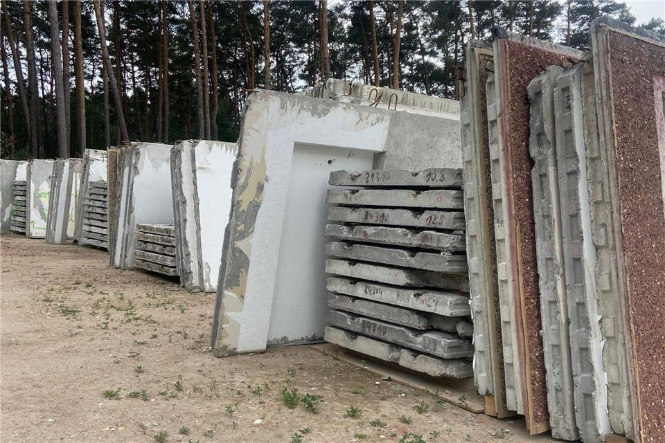 Fast sechs Tonnen wiegen einige der Betonteile.Angelika Mettke/BTU/dpa