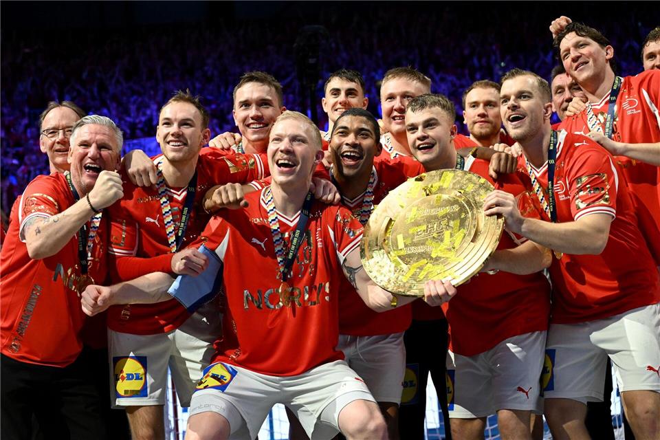 Fast unbesiegbar: Dänemarks Handball mit der EM-Trophäe.Sina Schuldt/dpa