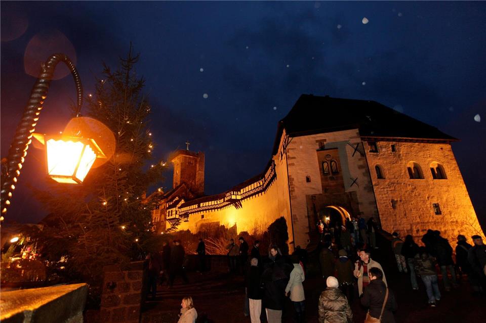 Mal anders: 16 ungewöhnliche Weihnachtsmärkte in Deutschland Fast vergessene Handwerkskünste bilden einen Fokus an den Ständen des mittelalterlichen Weihnachtsmarktes auf der Wartburg.Andreas Weise/Wartburg-Stiftung/dpa-tmn