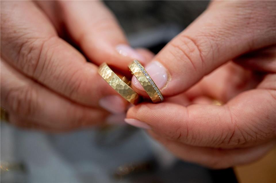 Fast wäre eine Hochzeit in Unterfranken gescheitert, weil der Standesbeamte im Schnee feststeckte. Doch es kam Hilfe. (Symbolbild)Hauke-Christian Dittrich/dpa