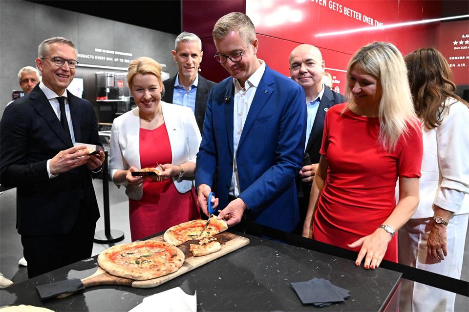 Fast wie bei der Grünen Woche: An mehreren Stationen konnten sich die Politiker über Stärkungen freuen, unter anderem gab es Pizza aus einem smarten Ofen. Bernd von Jutrczenka/dpa