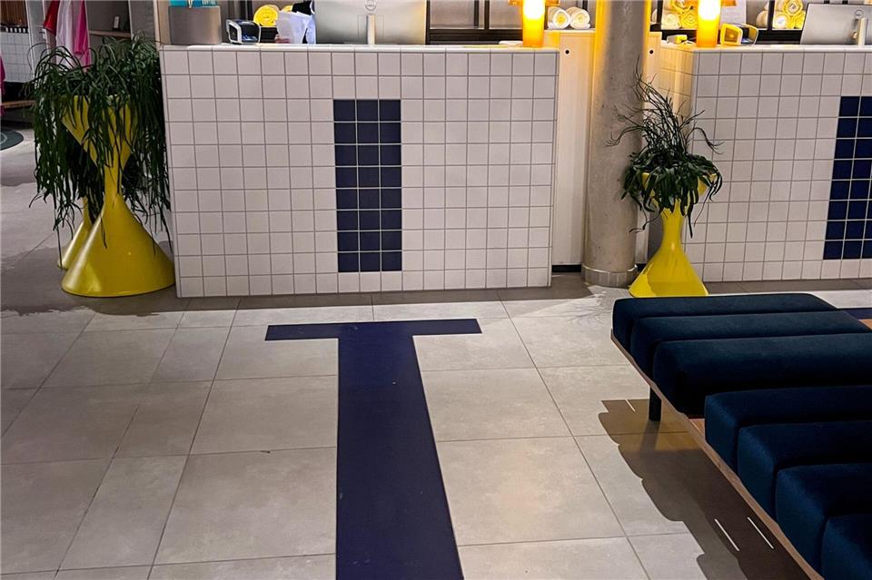 Fast wie im Schwimmbecken: die Lobby im Hotel „Badeschloss“.Verena Wolff/dpa-tmn