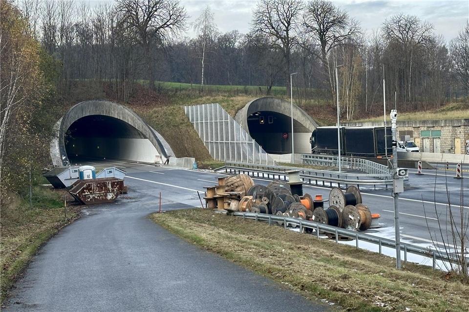 Fast zwei Jahre dauerte die Sanierung des Tunnels Königshainer Berge. (Archivbild)Danilo Dittrich/dpa