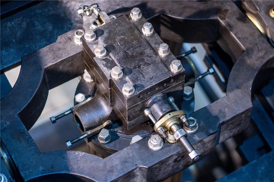 Fast zwölf Tonnen wiegt die Dampfmaschine im Burgmuseum insgesamt.Jens Büttner/dpa