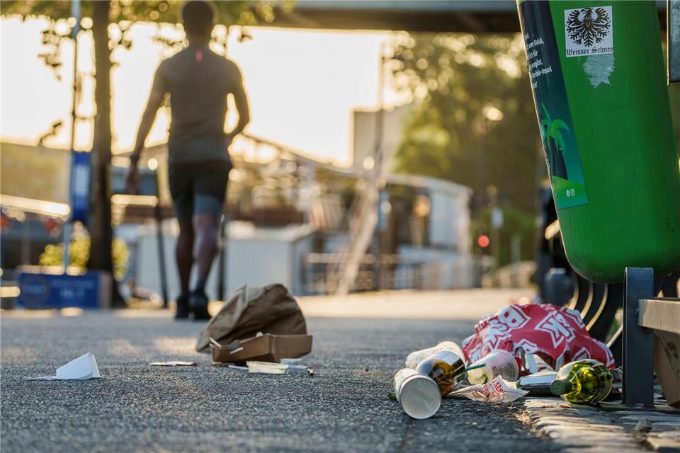 Fastfood-Verpackungen, Einwegbecher, Getränkedosen - gerade in der warmen Jahreszeit sorgt achtlos weggeworfener Abfall in vielen hessischen Städten für Probleme.Andreas Arnold/dpa