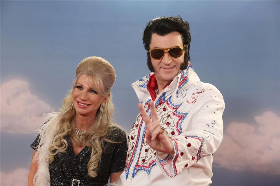 Fastnacht in Franken - und Bayerns Regierungschef Markus Söder schlüpft in die Rolle von Elvis Presley.  Karl-Josef Hildenbrand/dpa