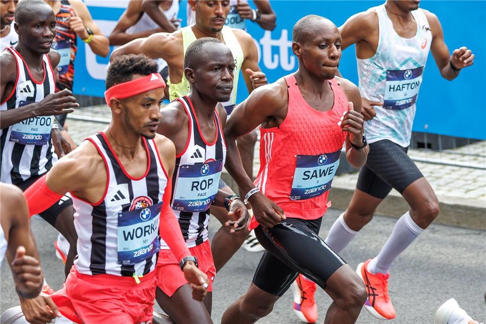 Favorit Sabastian Sawe (M) setzte sich schon früh im Berlin-Marathon ab.Andreas Gora/dpa