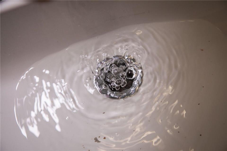 Fazit: Ablagerungen lösen sich und das Wasser läuft besser ab, ganz frei ist der Abfluss allerdings nicht.Christin Klose/dpa-tmn