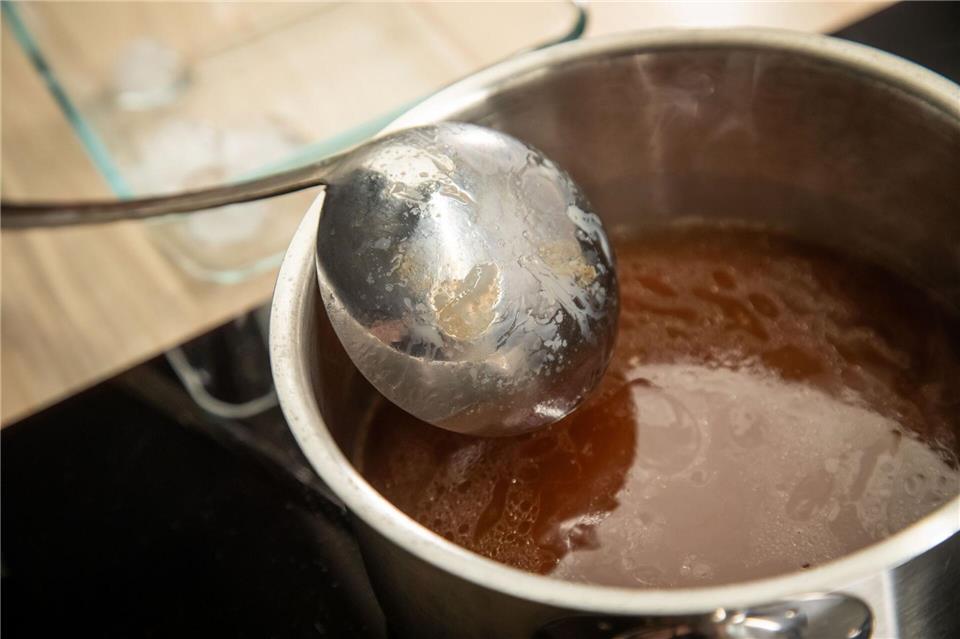 Fazit: An der Unterseite der Kelle sammelt sich nur wenig Fett.Christin Klose/dpa-tmn